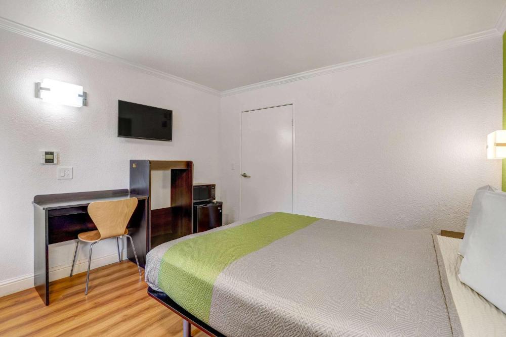 Deluxe Queen Room - Non-Smoking interior