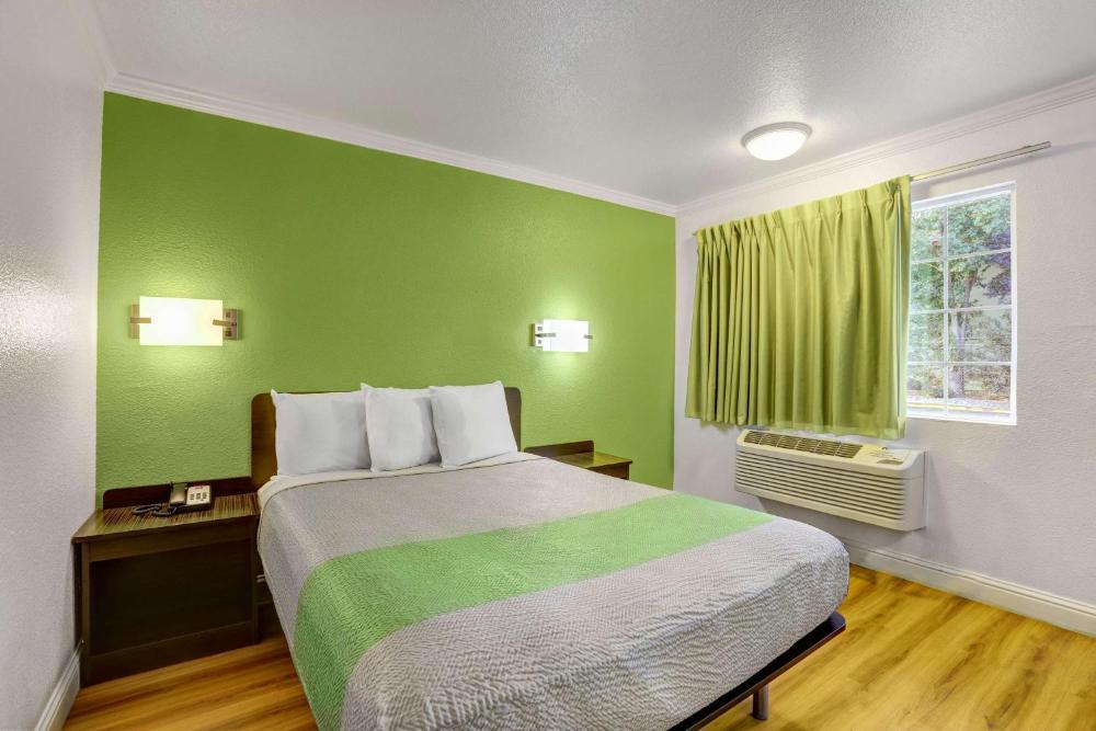 Queen Room - Non-Smoking interior