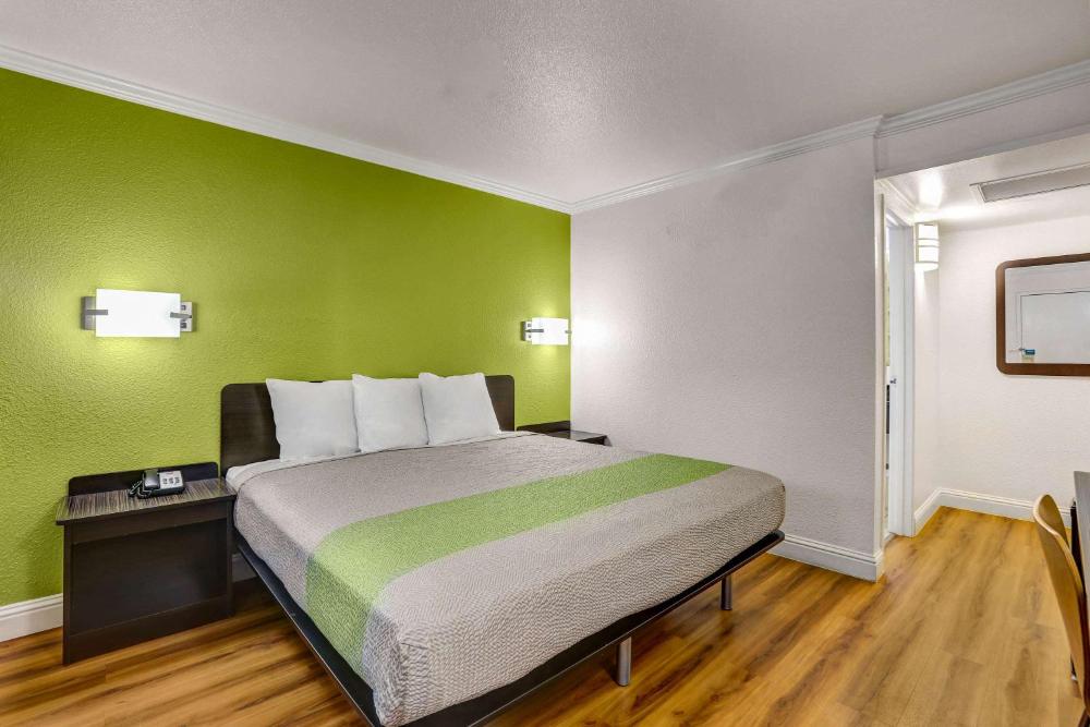 King Room - Non-Smoking interior